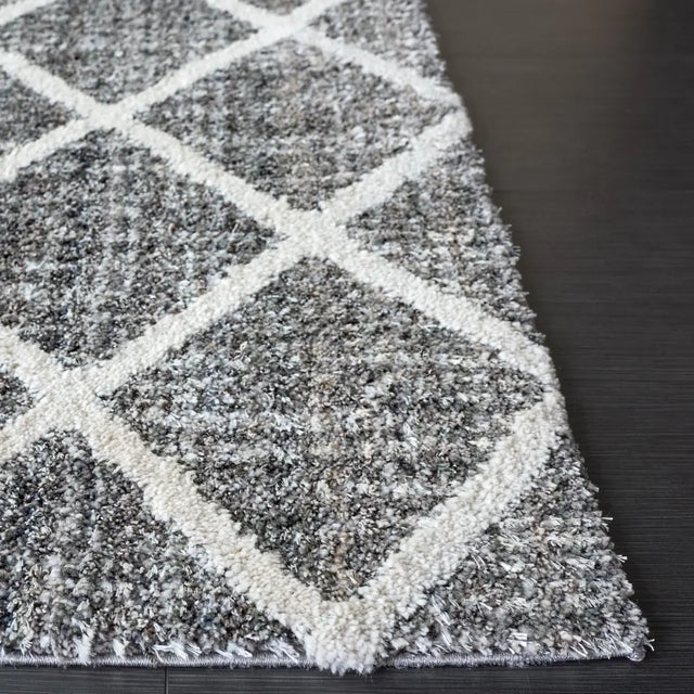Safavieh Everett Shag 5'-3" x 7'-0" Rug in Grey / Ivory