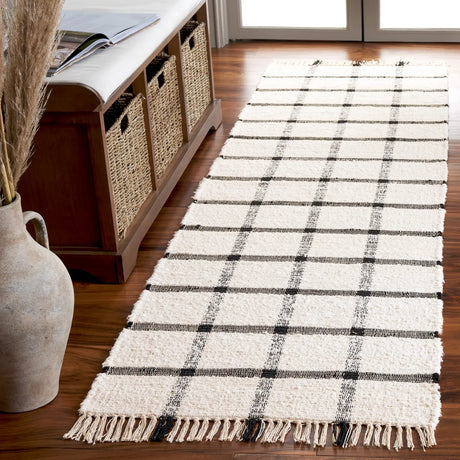 Safavieh Montauk 2'-3" x 8'-0" Rug in Ivory / Black