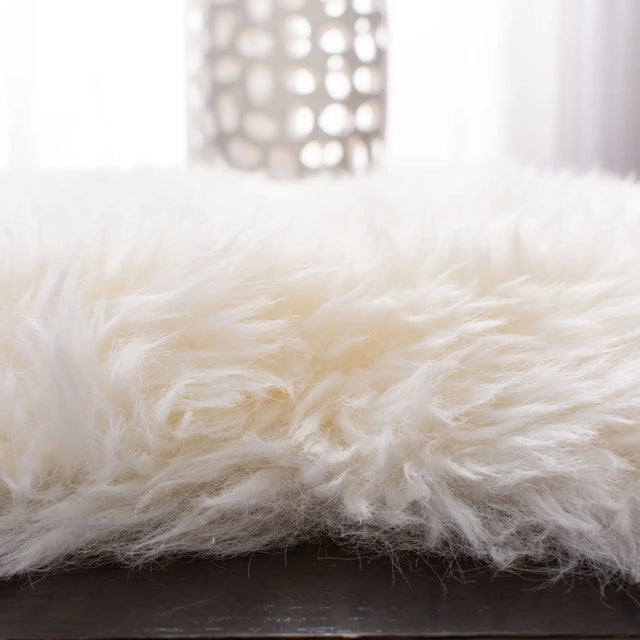 Safavieh Sheep Skin 2'-0" x 3'-0" Rug in Natural