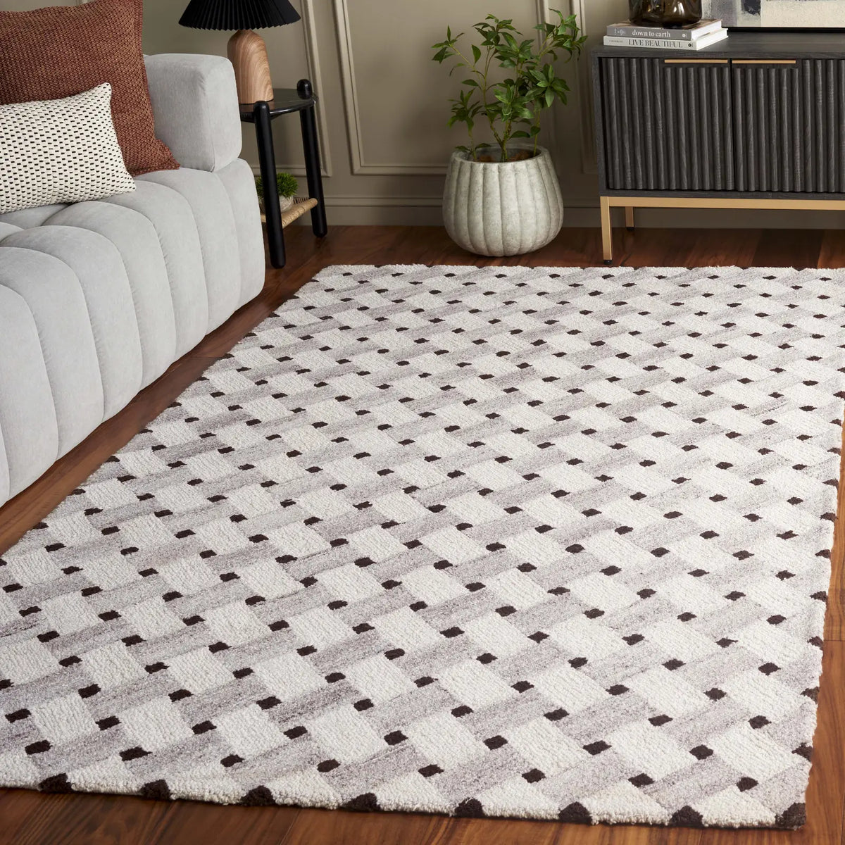 Safavieh Genre 4'-0" x 6'-0" Rug in Ivory / Brown