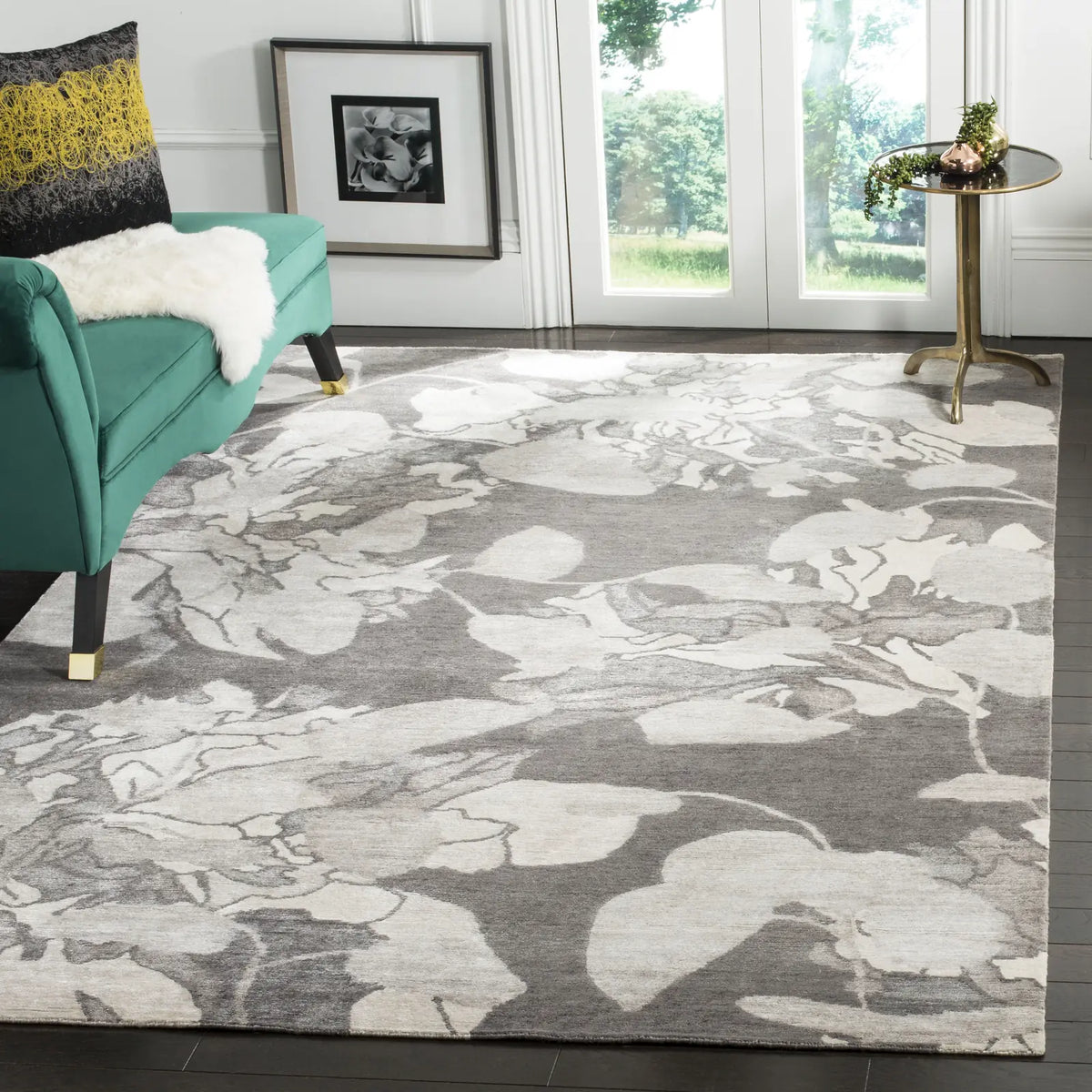 Safavieh Tibetan 6'-0" x 9'-0" Rug in Silver