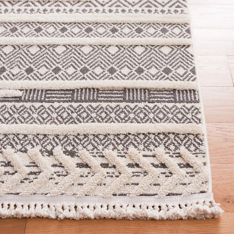 Safavieh Urban 4'-0" x 6'-0" Rug in Grey / Ivory