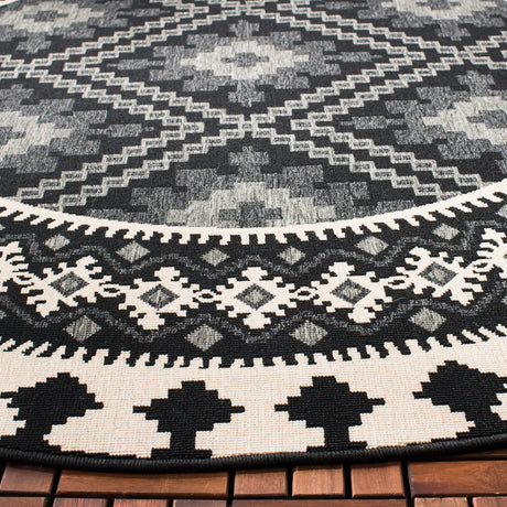Safavieh Veranda 6'-7" x 6'-7" Rug in Black / Creme