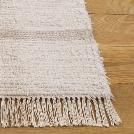 Safavieh Montauk 4'-0" x 6'-0" Rug in Ivory / Beige