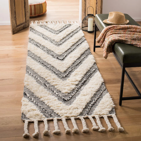 Safavieh Kenya 2'-3" x 10'-0" Rug in Black / Ivory