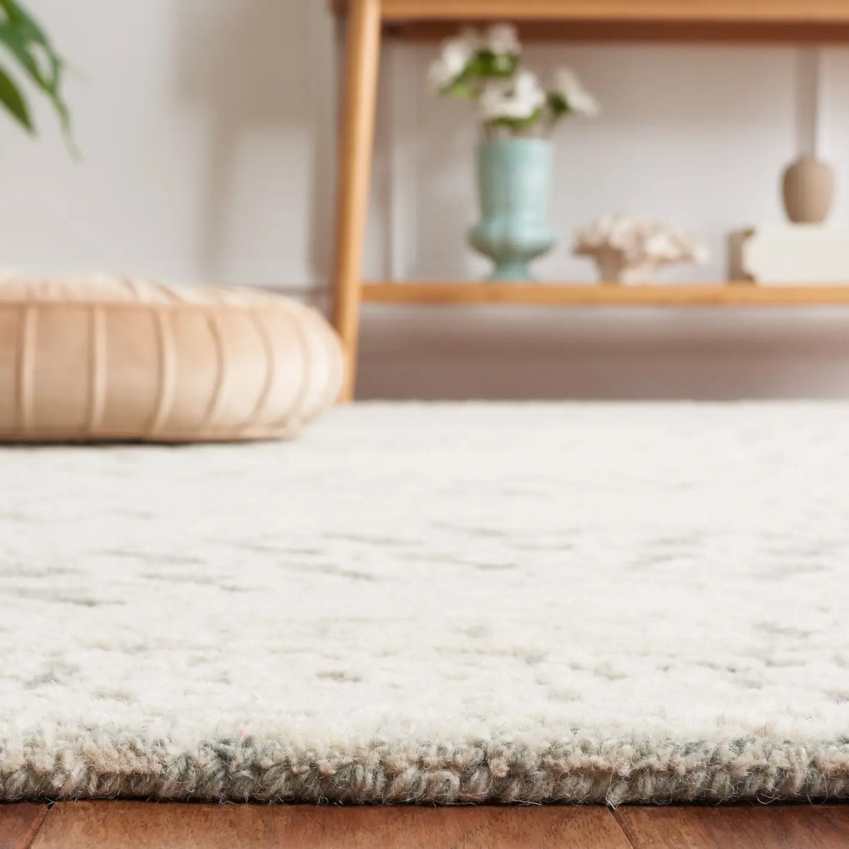 Safavieh Textural 4'-0" x 6'-0" Rug in Sage / Ivory