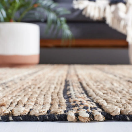 Safavieh Natural Fiber 4'-0" x 6'-0" Rug in Black / Natural