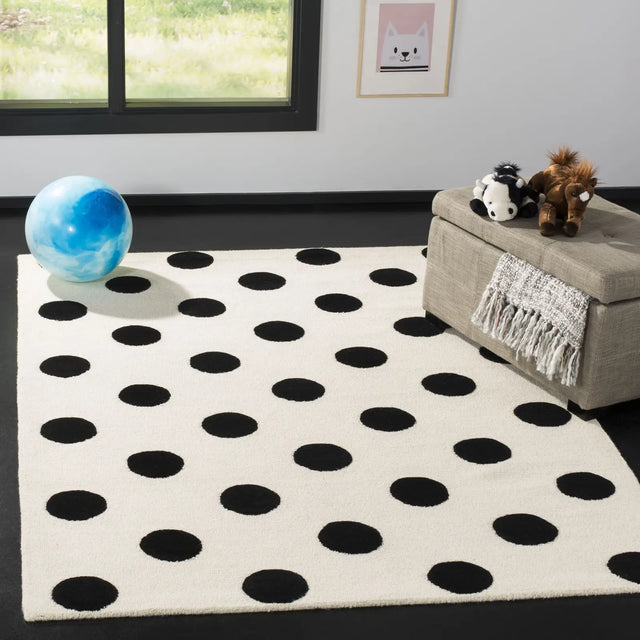 Safavieh Safavieh Kids 5'-0" x 7'-0" Rug in Ivory / Black
