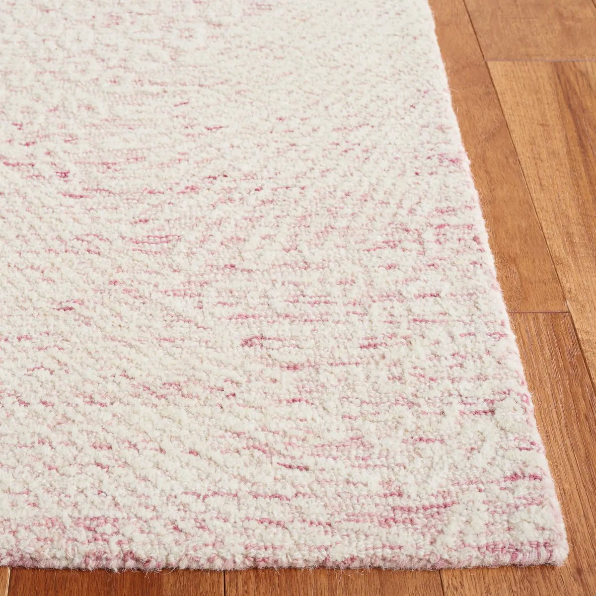 Safavieh Ebony 4'-0" x 6'-0" Rug in Pink / Ivory