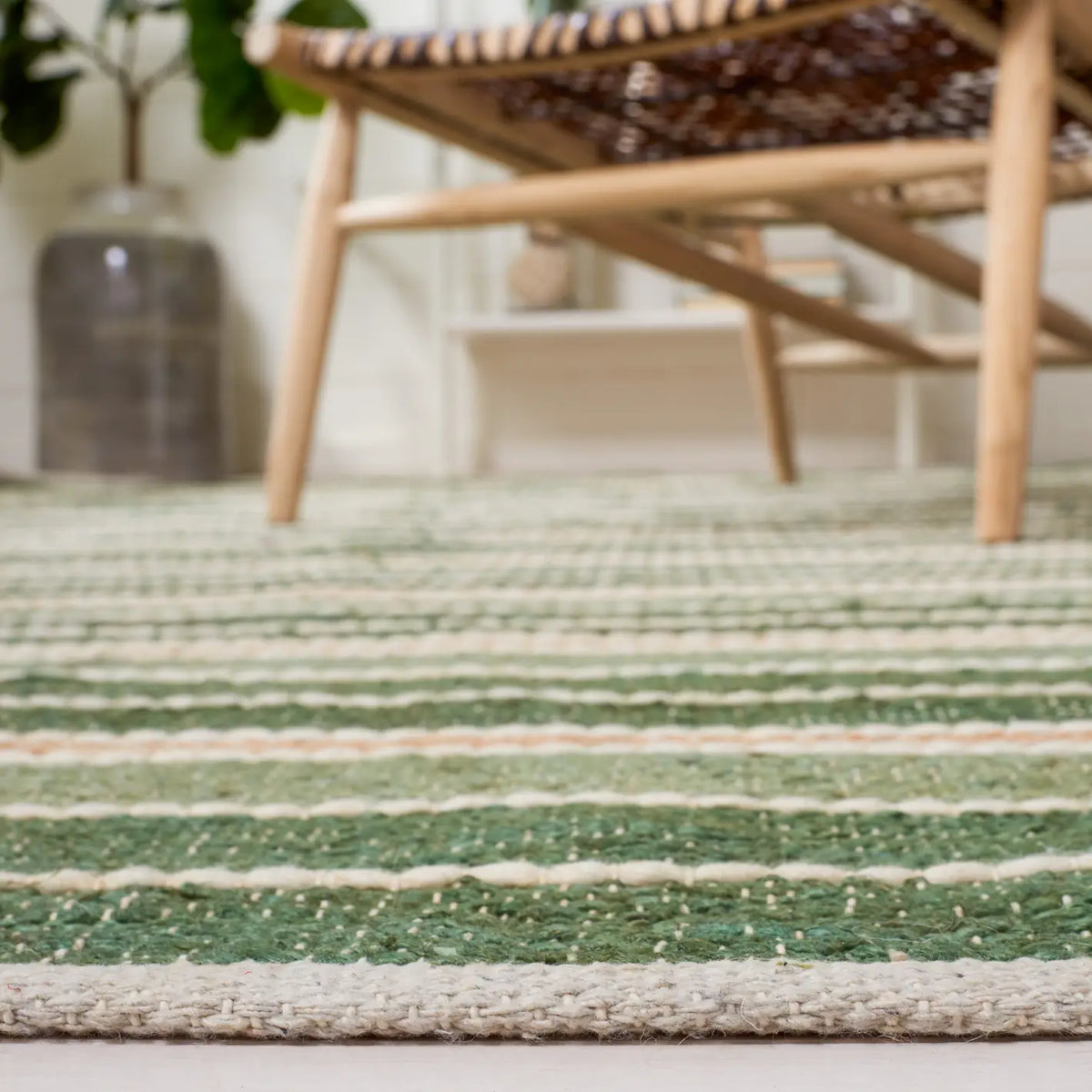 Safavieh Striped Kilim 4'-0" x 6'-0" Rug in Green / Natural