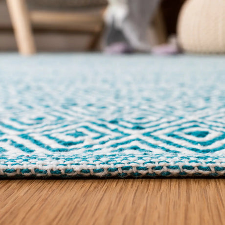 Safavieh Montauk 4'-0" x 6'-0" Rug in Ivory / Turquoise