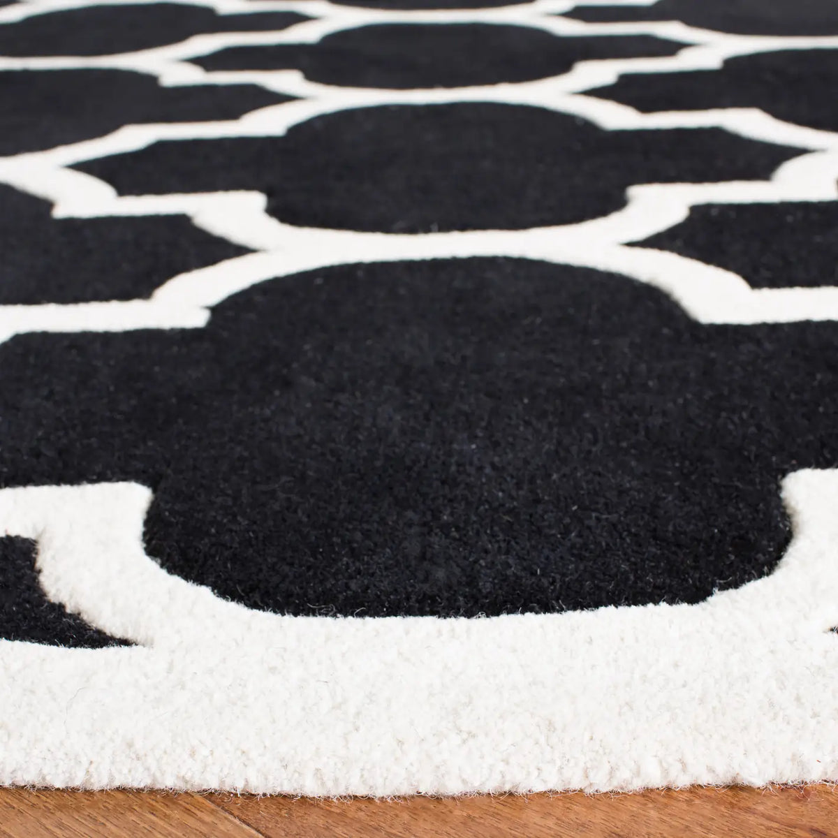 Safavieh Chatham 7'-0" x 7'-0" Rug in Black / Ivory