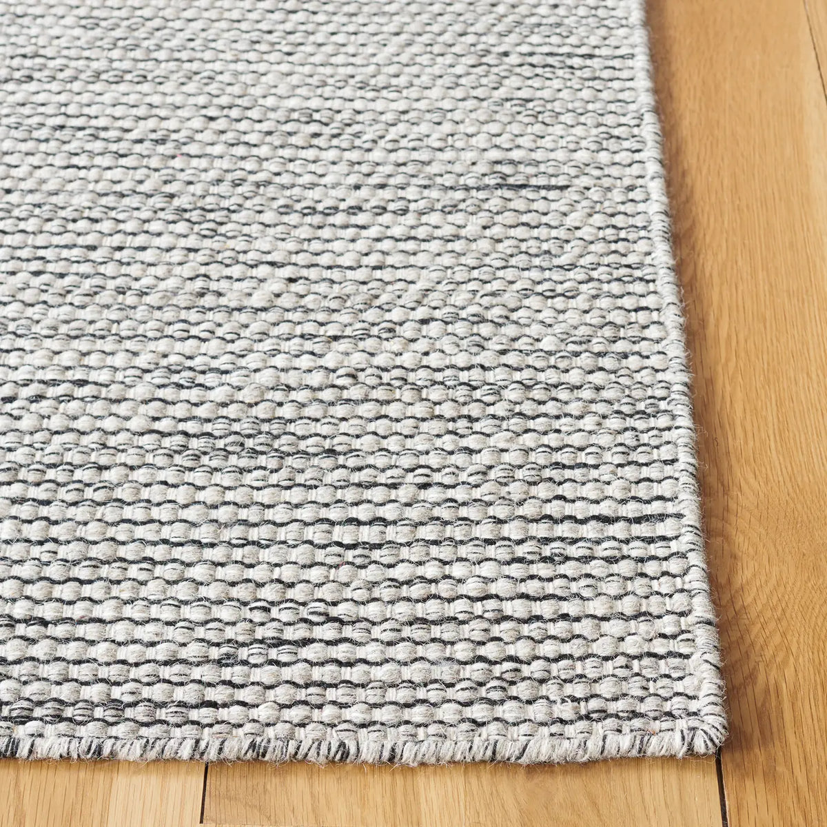 Safavieh Natura 4'-0" x 6'-0" Rug in Grey / Ivory