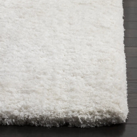 Safavieh Florence Shag 4'-0" x 6'-0" Rug in White