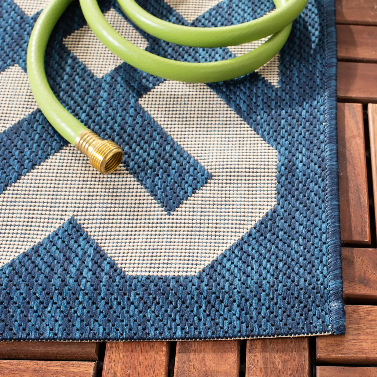 Safavieh Courtyard 4'-0" x 5'-7" Rug in Navy / Beige