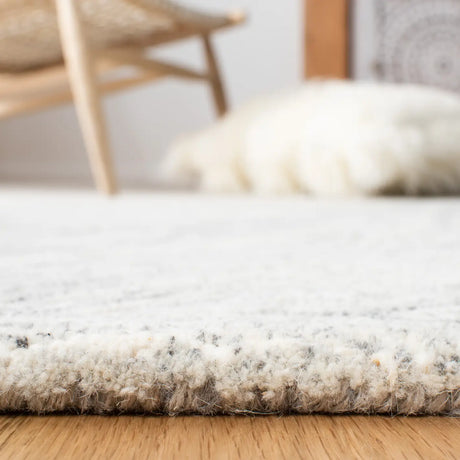 Safavieh Metro 4'-0" x 6'-0" Rug in Ivory / Silver