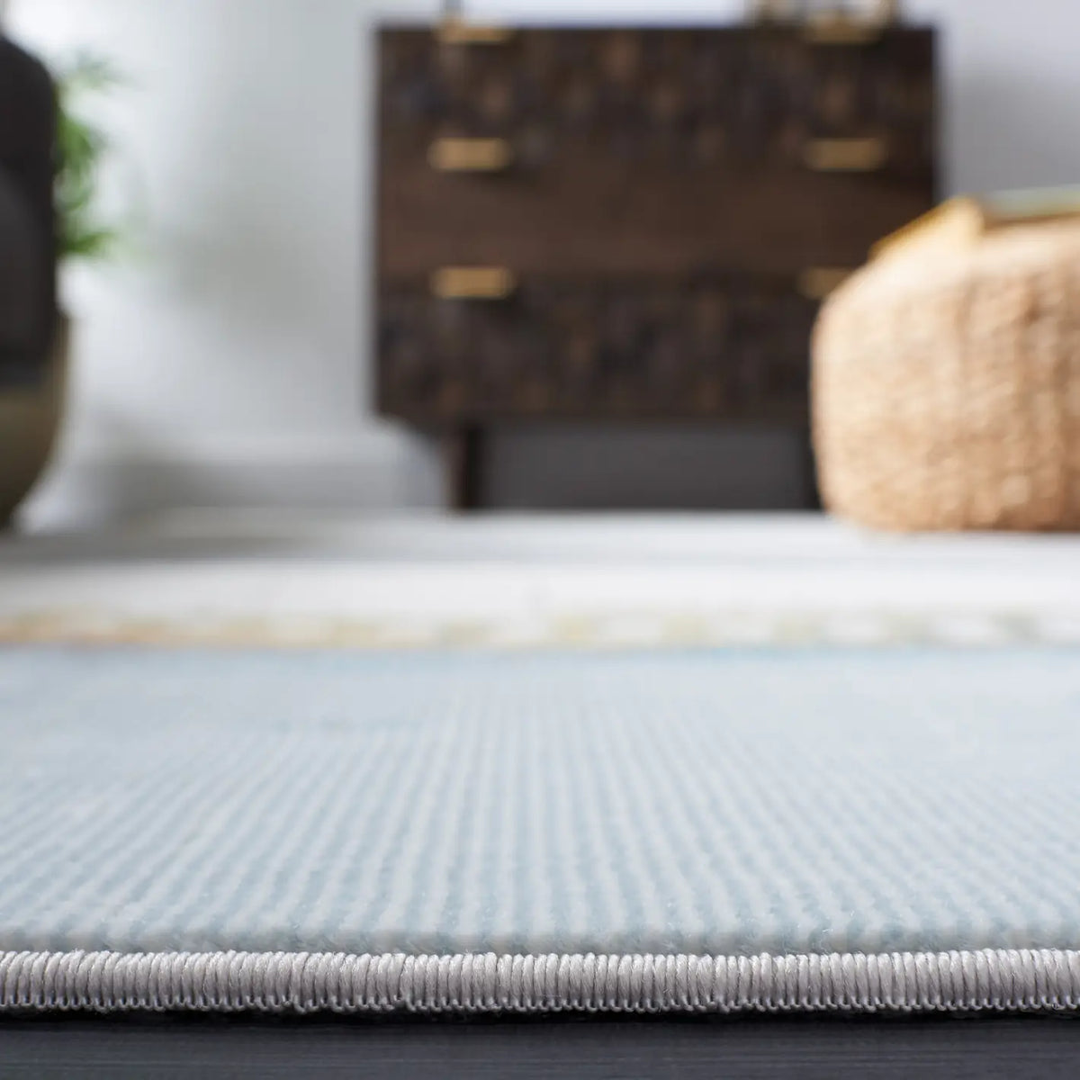 Safavieh Aria 4'-0" x 6'-0" Rug in Ivory / Light Blue