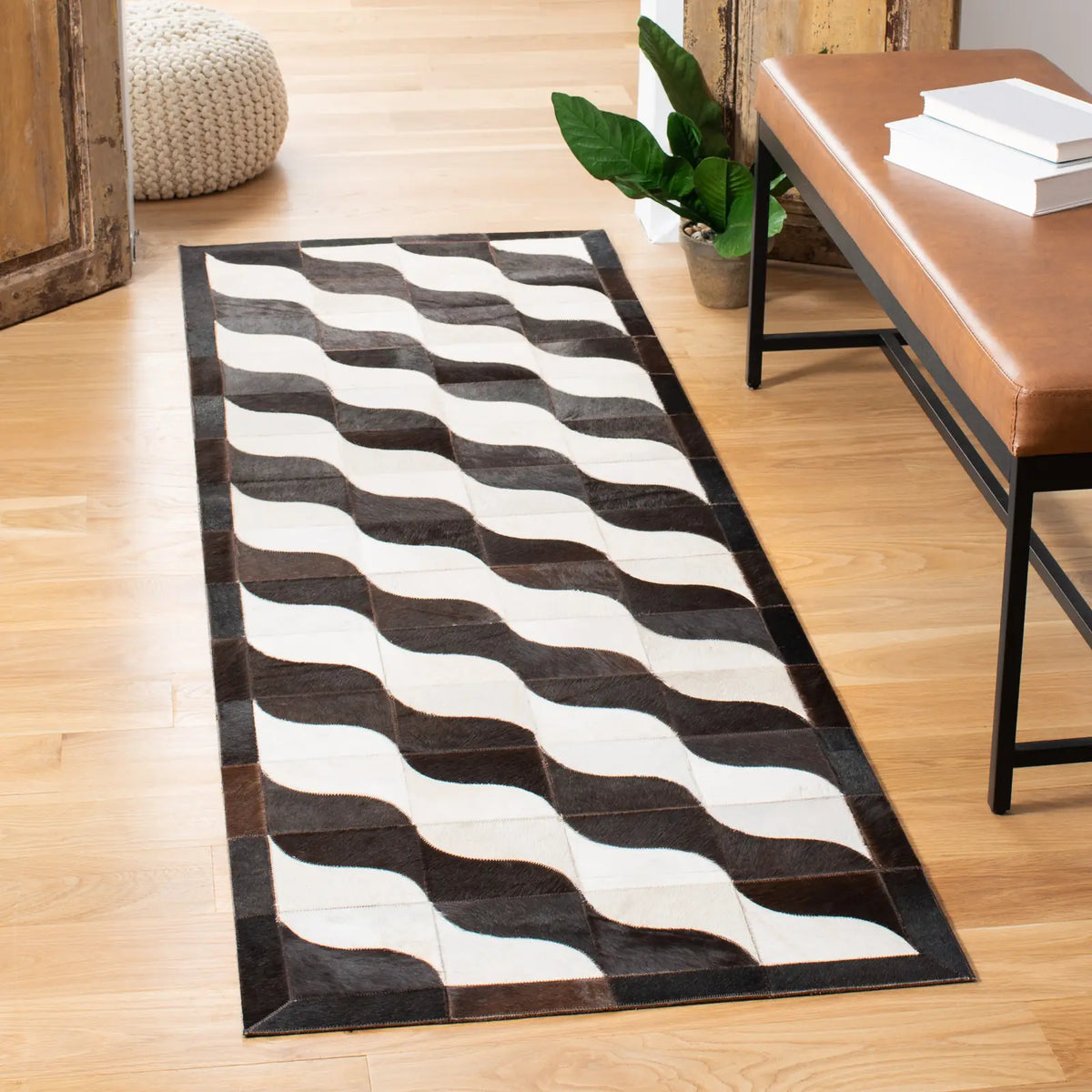 Safavieh Studio Leather 2'-3" x 7'-0" Rug in Black / Ivory