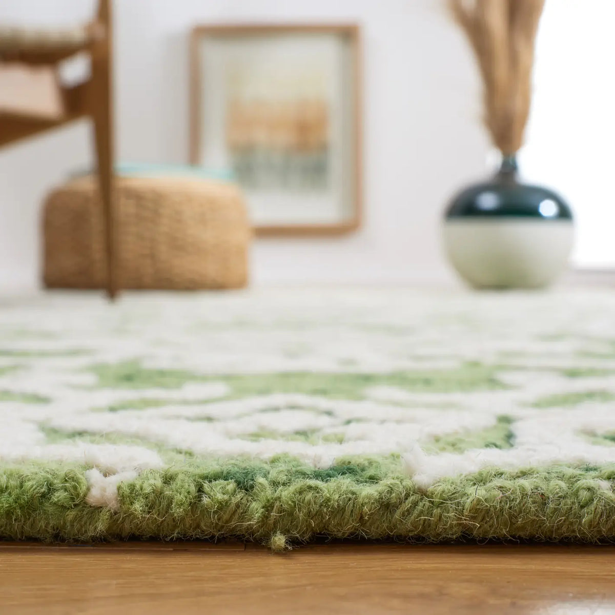 Safavieh Blossom 4'-0" x 6'-0" Rug in Green / Ivory