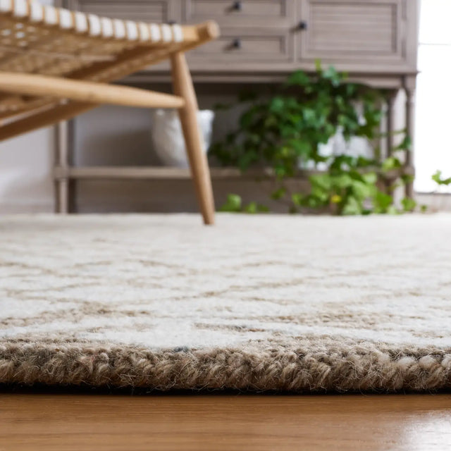 Safavieh Metro 4'-0" x 6'-0" Rug in Beige / Sage