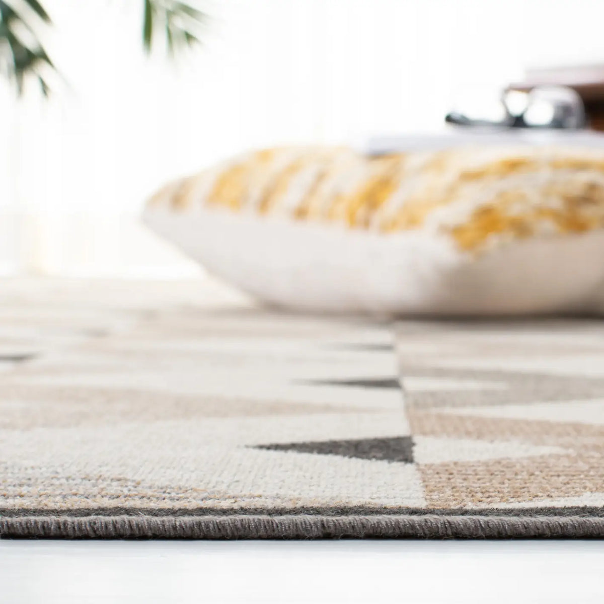 Safavieh Atlas 4'-0" x 6'-0" Rug in Ivory / Beige