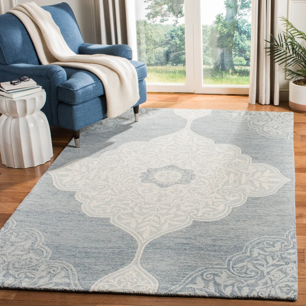 Safavieh Micro-Loop 4'-0" x 6'-0" Rug in Blue / Ivory