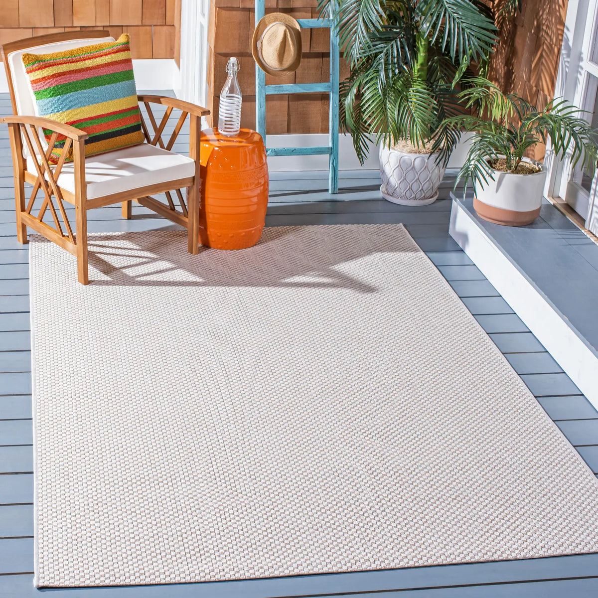 Safavieh Courtyard 4'-0" x 5'-7" Rug in Ivory / Gold