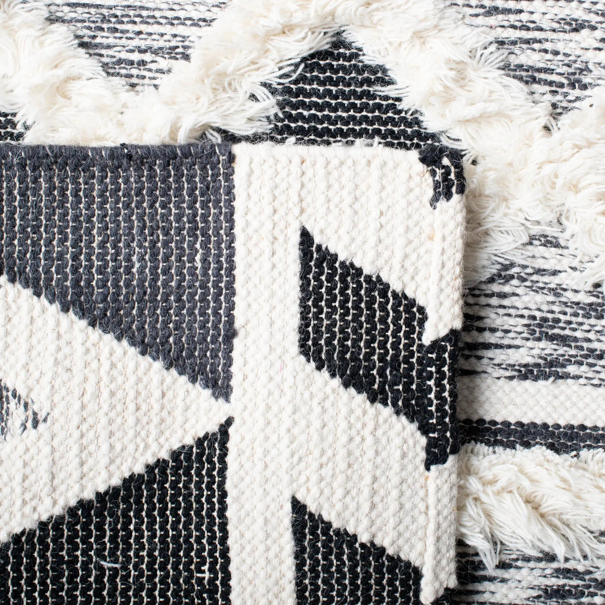 Safavieh Natura 4'-0" x 6'-0" Rug in Ivory / Black