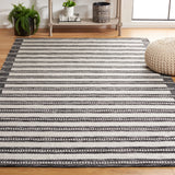 Safavieh Kilim 4'-0" x 6'-0" Rug in Black / Ivory