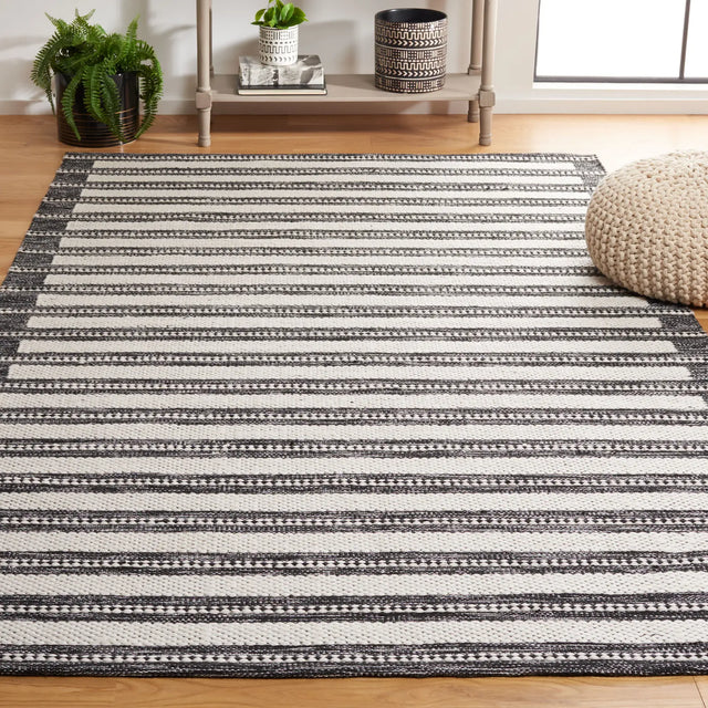 Safavieh Kilim 4'-0" x 6'-0" Rug in Black / Ivory