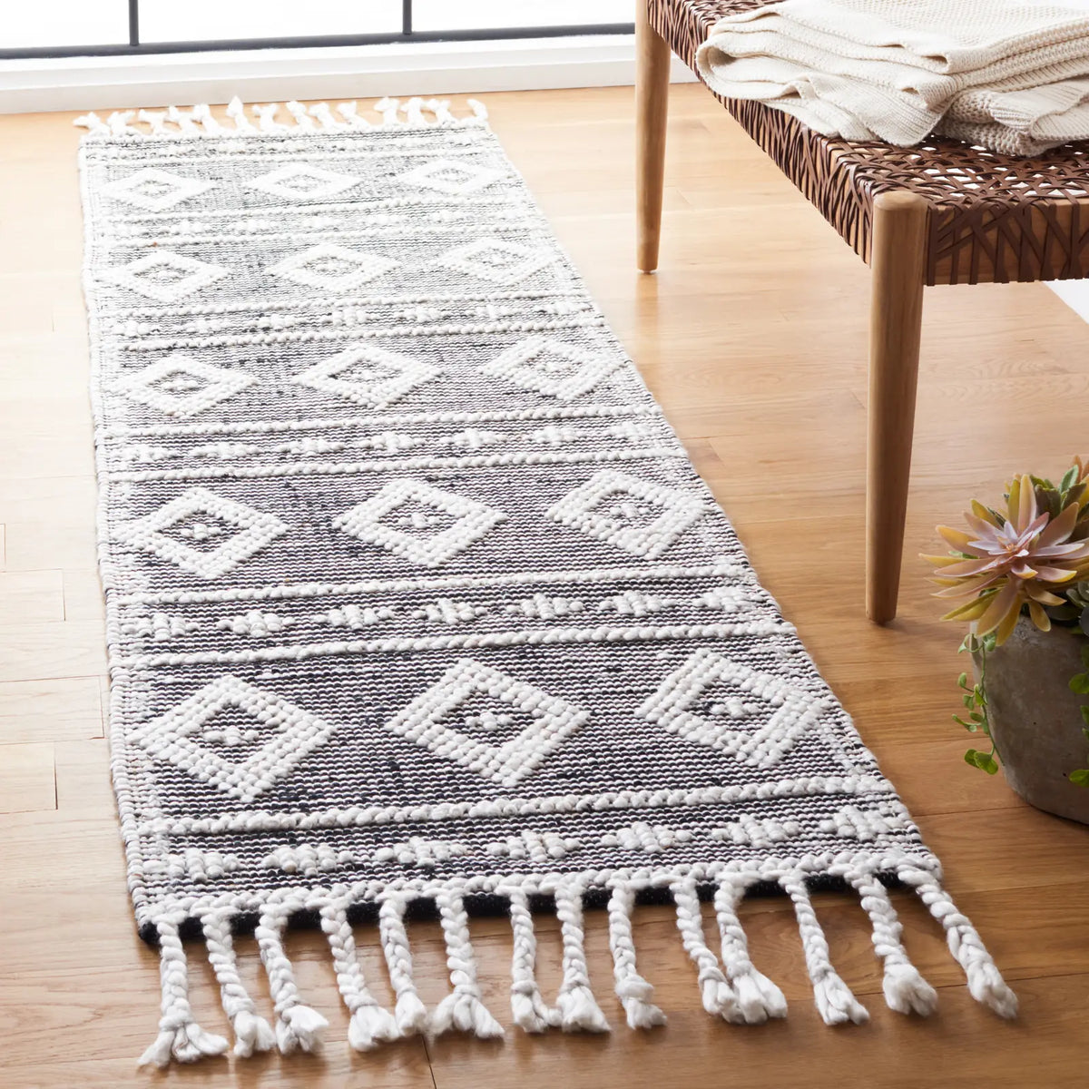 Safavieh Natura 2'-3" x 8'-0" Rug in Silver