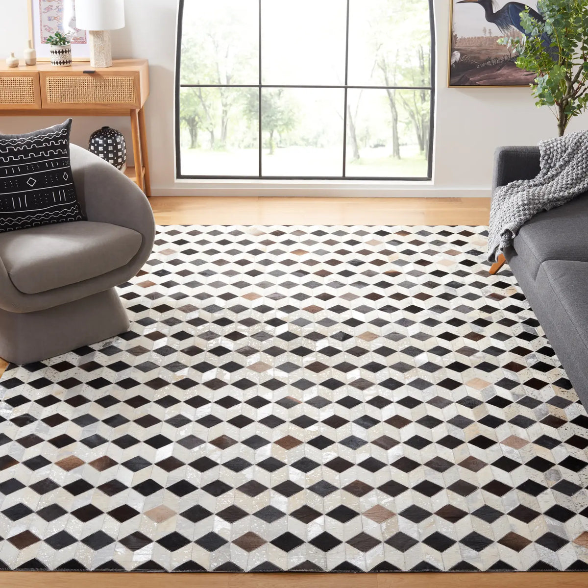 Safavieh Studio Leather 6'-0" x 9'-0" Rug in Beige / Black