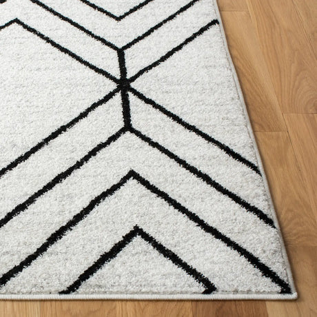 Safavieh Adirondack 4'-0" x 6'-0" Rug in Light Grey / Black