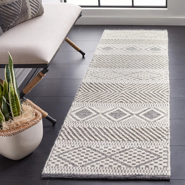 Safavieh Vermont 2'-3" x 8'-0" Rug in Ivory / Black