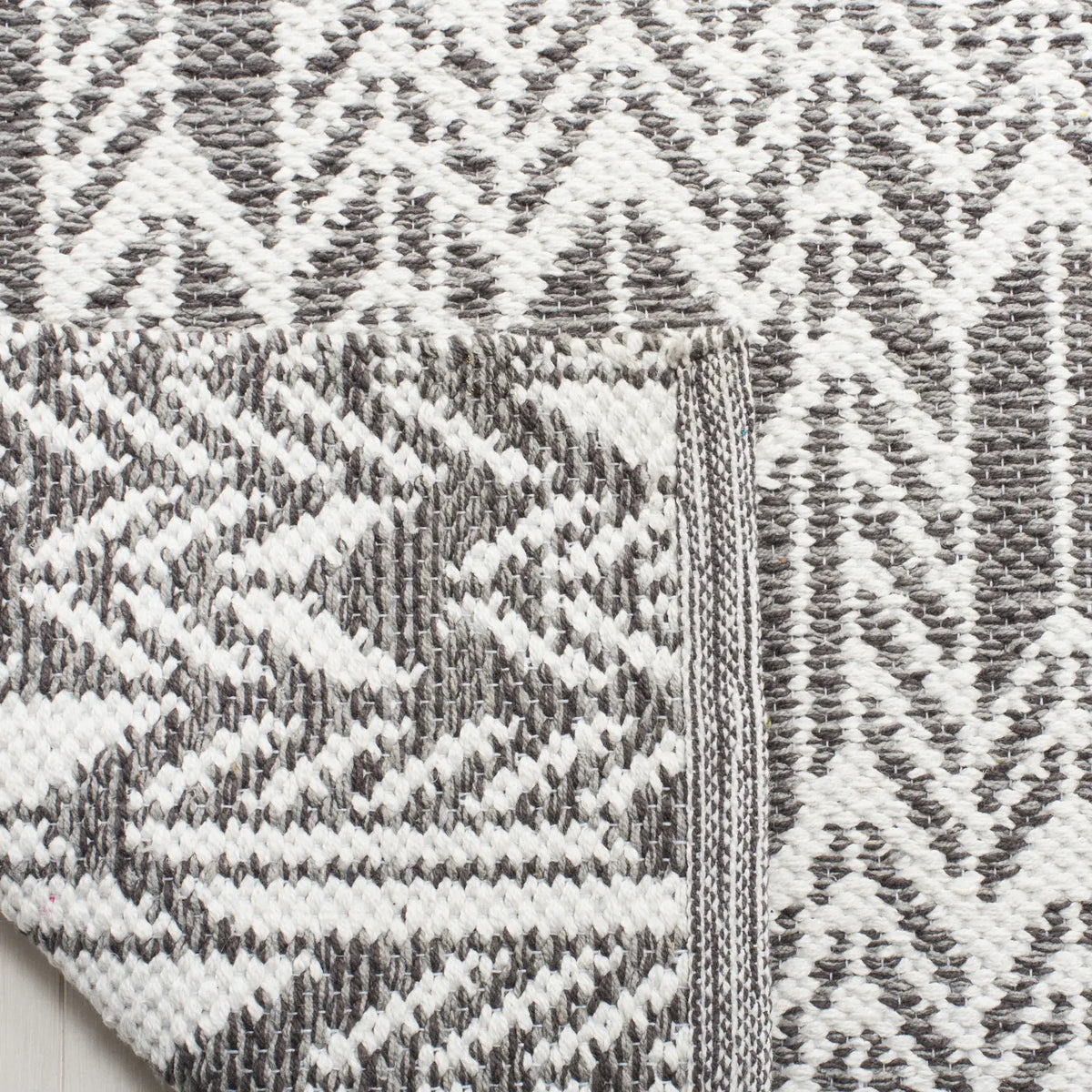 Safavieh Montauk 5'-0" x 8'-0" Rug in Charcoal / Ivory