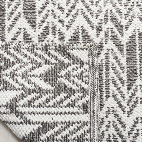 Safavieh Montauk 5'-0" x 8'-0" Rug in Charcoal / Ivory