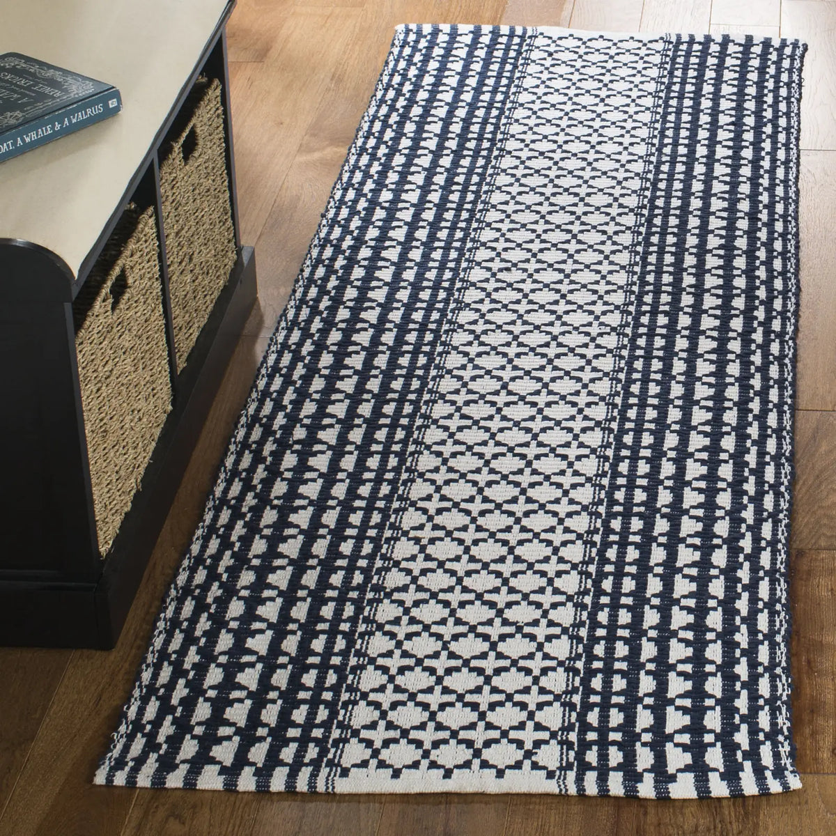Safavieh Montauk 2'-3" x 7'-0" Rug in Navy / Ivory