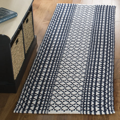 Safavieh Montauk 2'-3" x 7'-0" Rug in Navy / Ivory