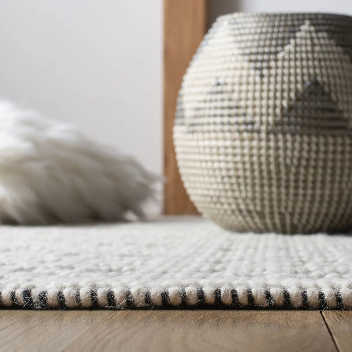 Safavieh Natura 4'-0" x 6'-0" Rug in Ivory / Black