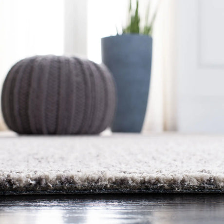 Safavieh Soho 4'-0" x 6'-0" Rug in Silver