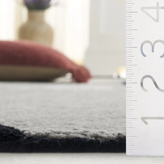 Safavieh Novelty 5'-0" x 8'-0" Rug in Black / Grey