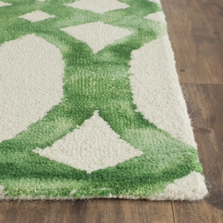 Safavieh Dip Dye 4'-0" x 6'-0" Rug in Ivory / Green