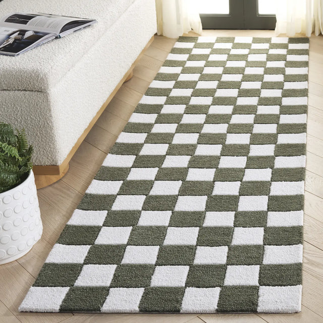 Safavieh Ebony 2'-3" x 8'-0" Rug in Green / Ivory
