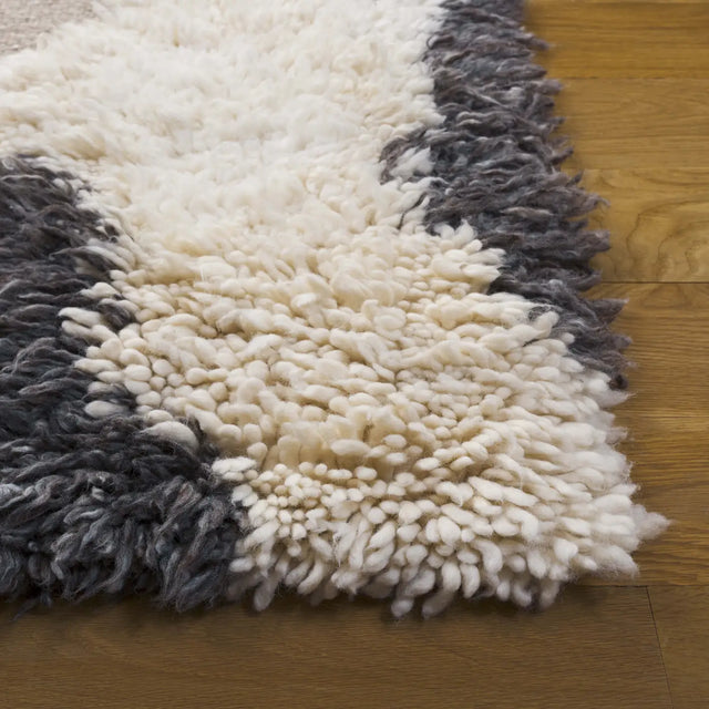 Safavieh Casablanca 4'-0" x 6'-0" Rug in Ivory / Grey