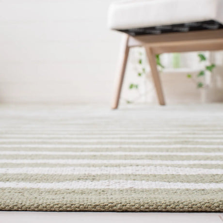 Safavieh Montauk 4'-0" x 6'-0" Rug in Light Green / Ivory