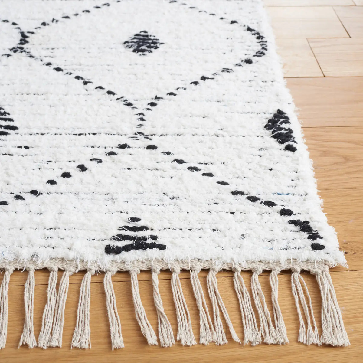 Safavieh Casablanca 4'-0" x 6'-0" Rug in Ivory / Black