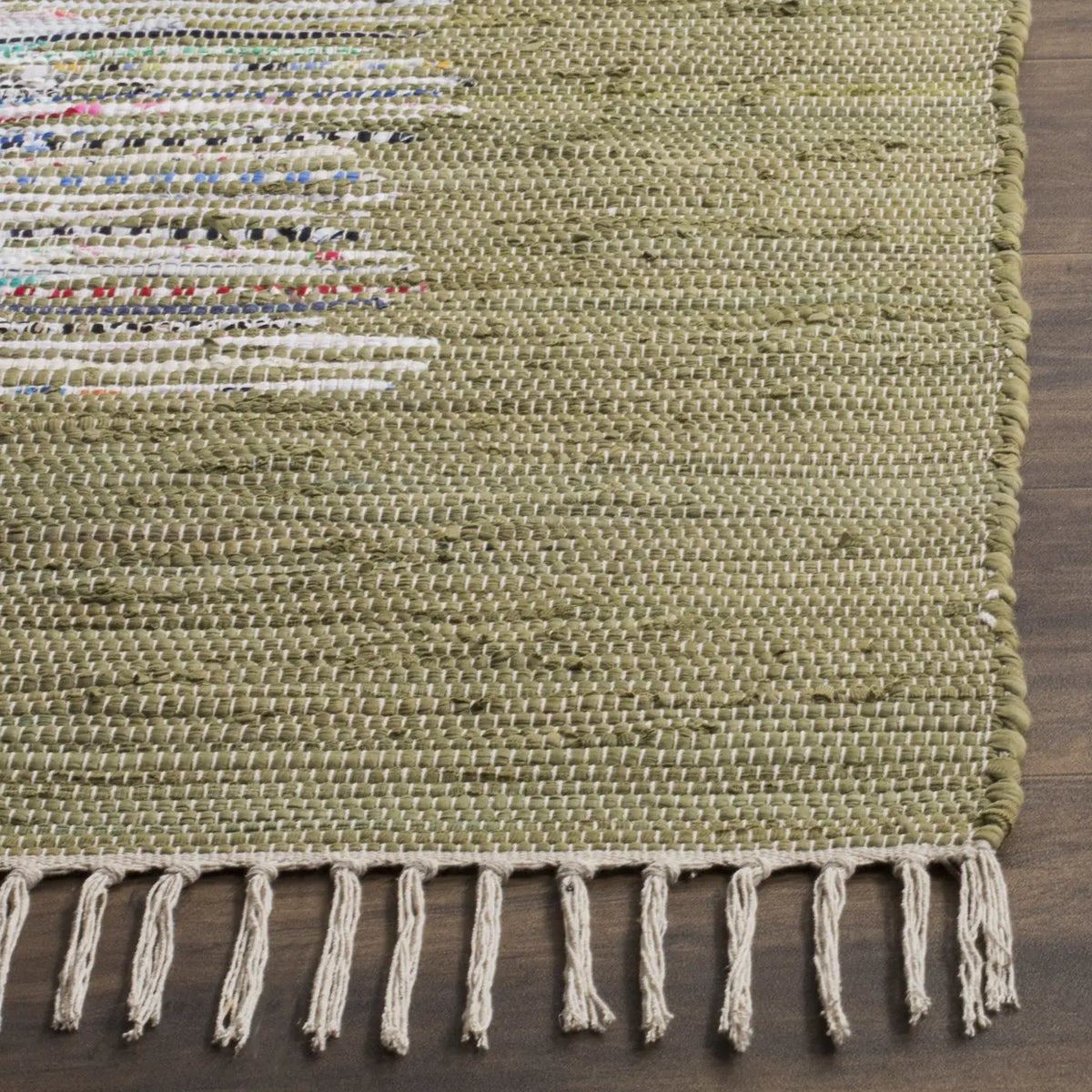 Safavieh Montauk 4'-0" x 6'-0" Rug in Ivory / Olive