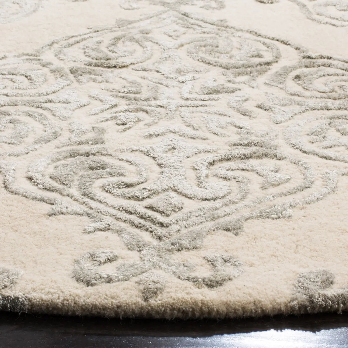 Safavieh Glamour 6'-0" x 6'-0" Rug in Ivory / Silver