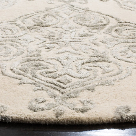 Safavieh Glamour 6'-0" x 6'-0" Rug in Ivory / Silver