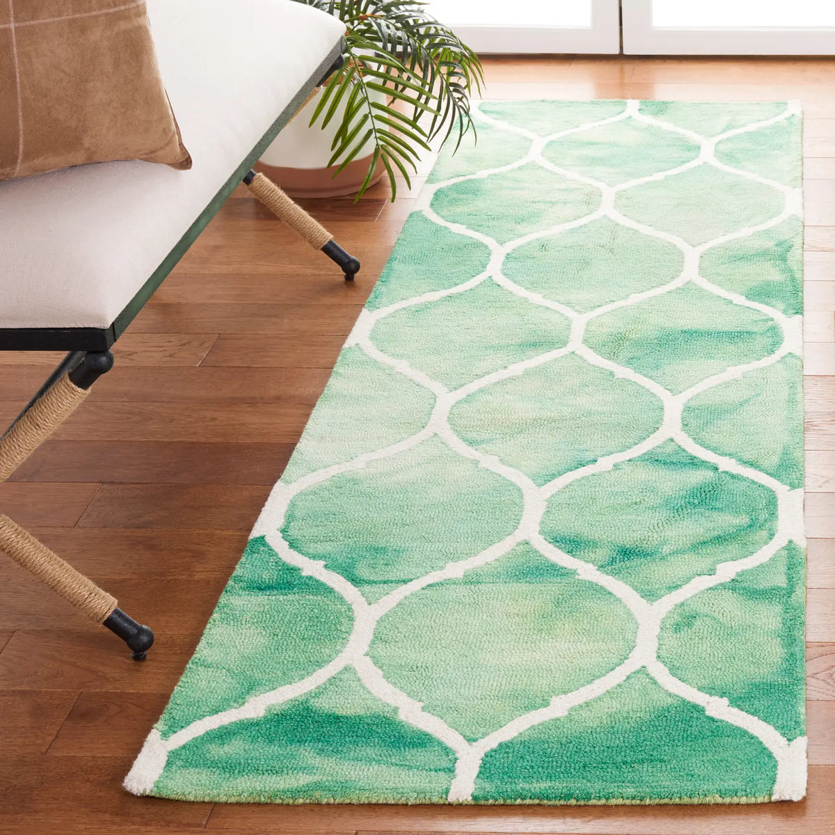 Safavieh Dip Dye 2'-3" x 8'-0" Rug in Green / Ivory